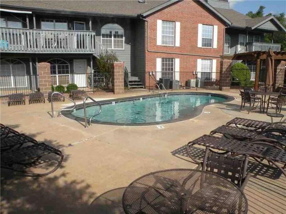 Great Lower Level 1-Bedroom Condo On Scenic Bluff Creek Park Oklahoma City Exterior foto