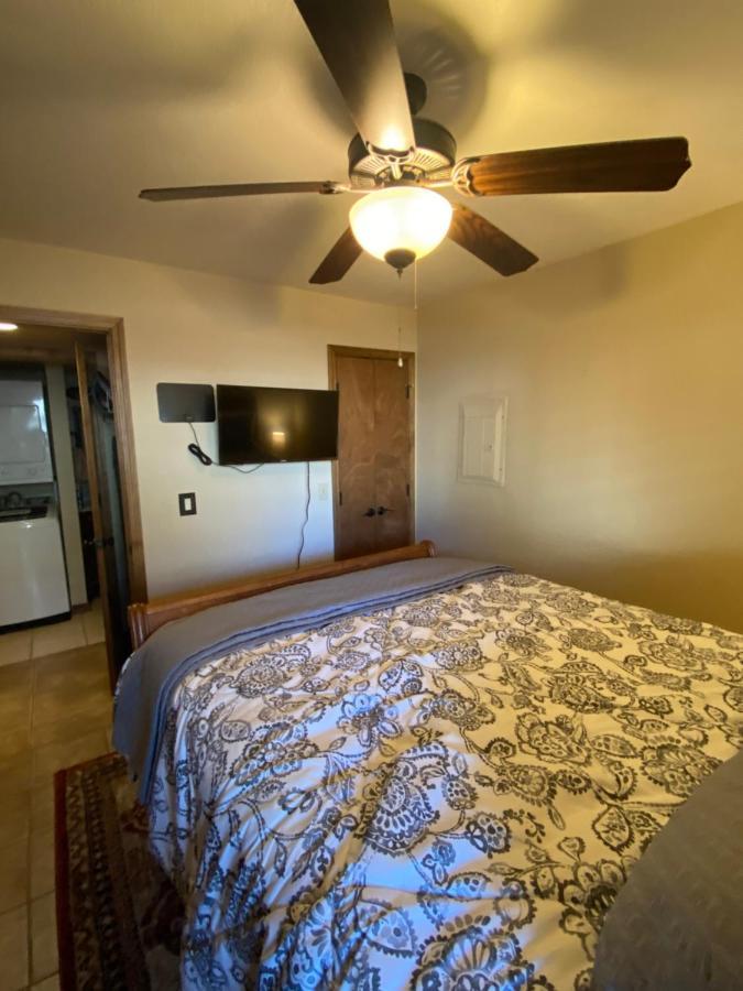 Great Lower Level 1-Bedroom Condo On Scenic Bluff Creek Park Oklahoma City Exterior foto